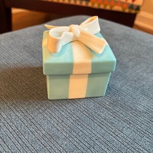 Tiffany and Co. porcelain signature blue gift box with white bow